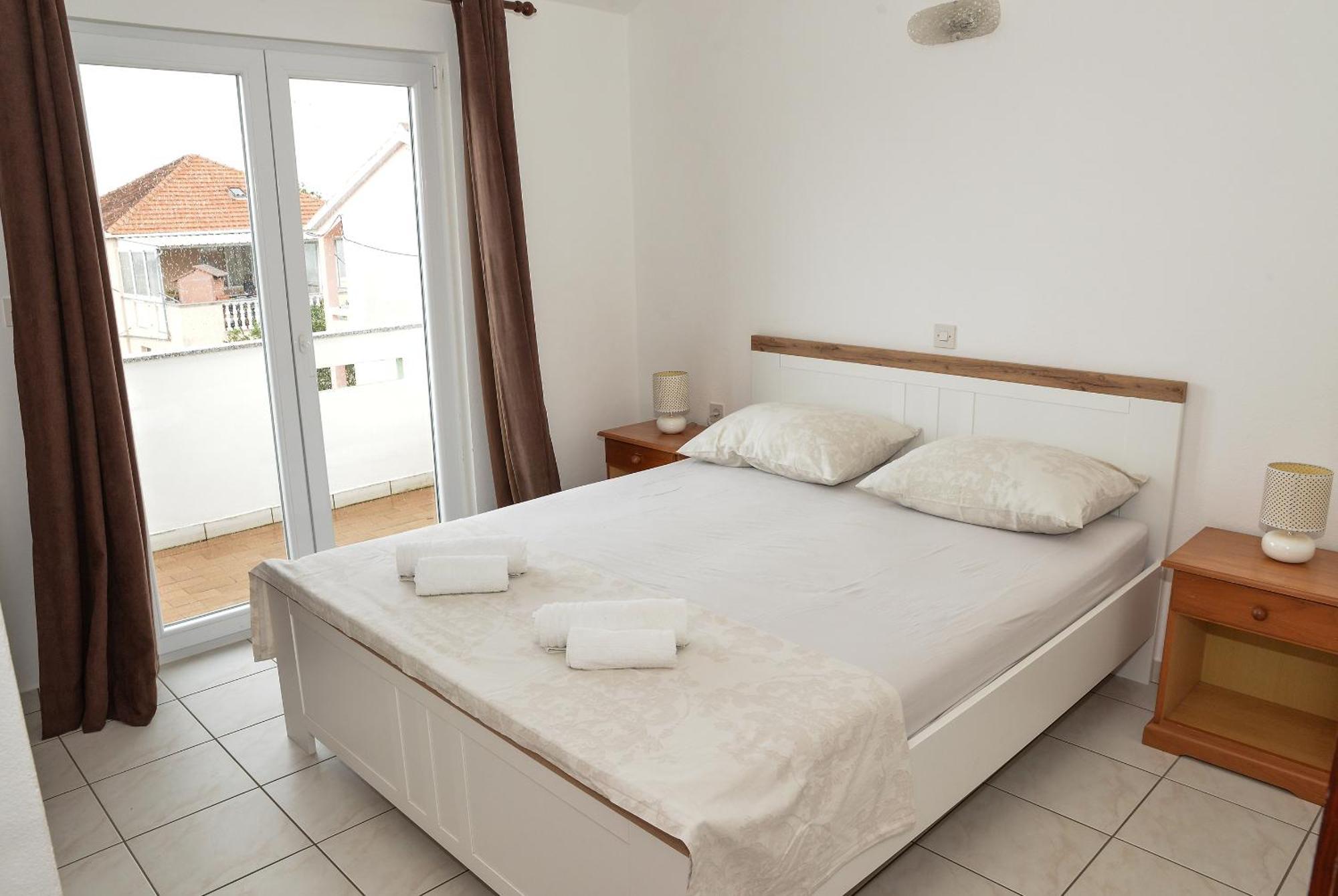 Lonic Apartment *